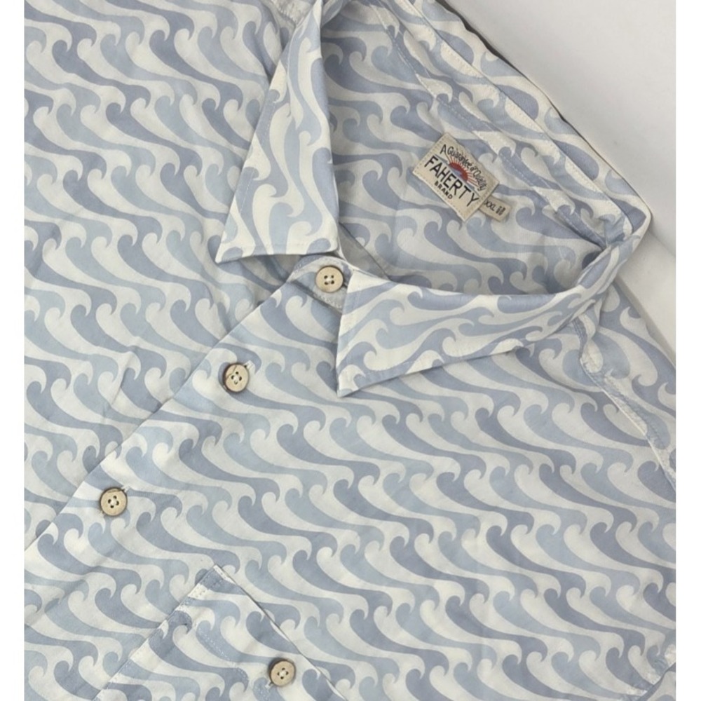 Faherty Short Sleeve Playa Shirt Men's XXL White w/ Blue Waves Button Up